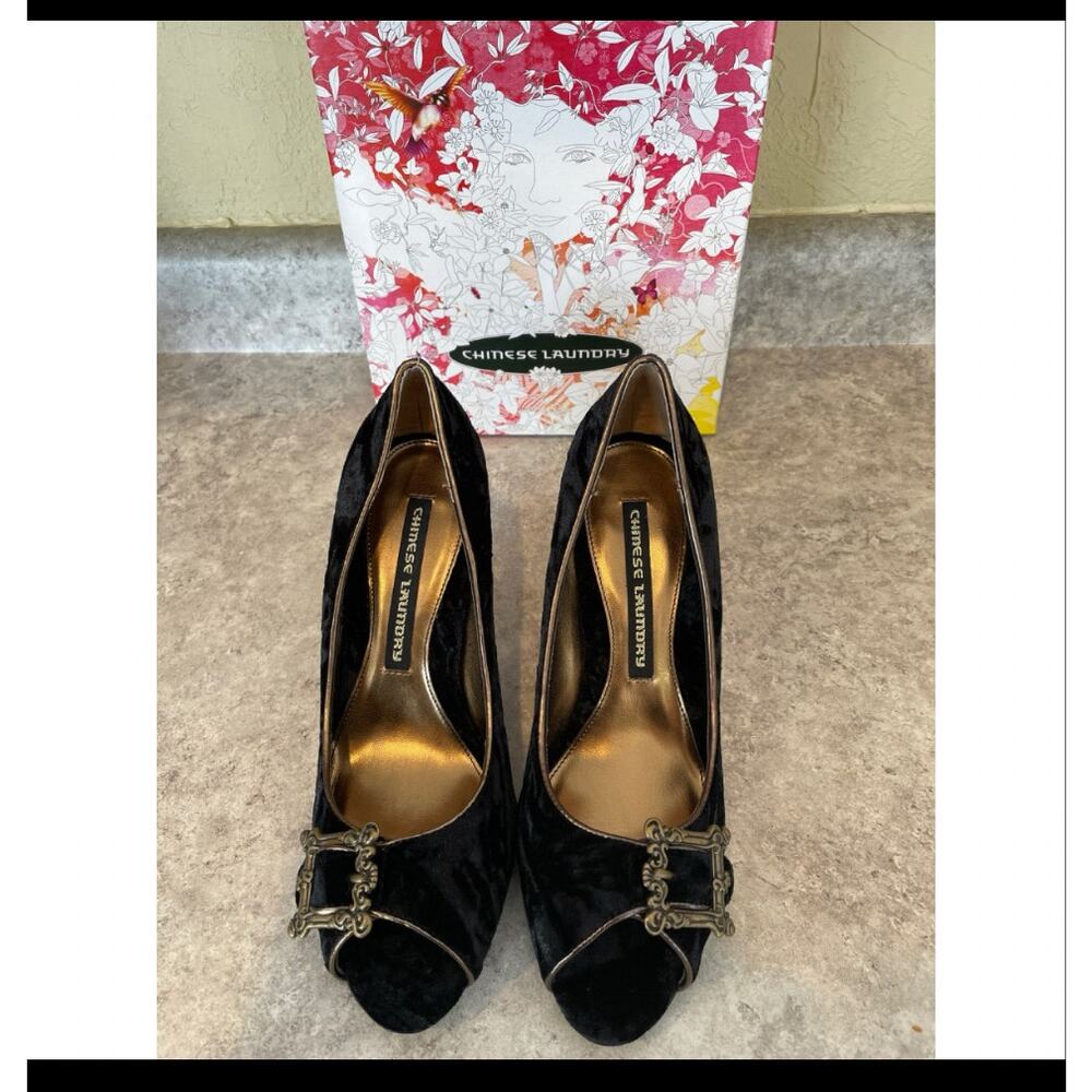 Chinese Laundry Jolin Black Velvet Heel Size 7.5M - Picture 2 of 2